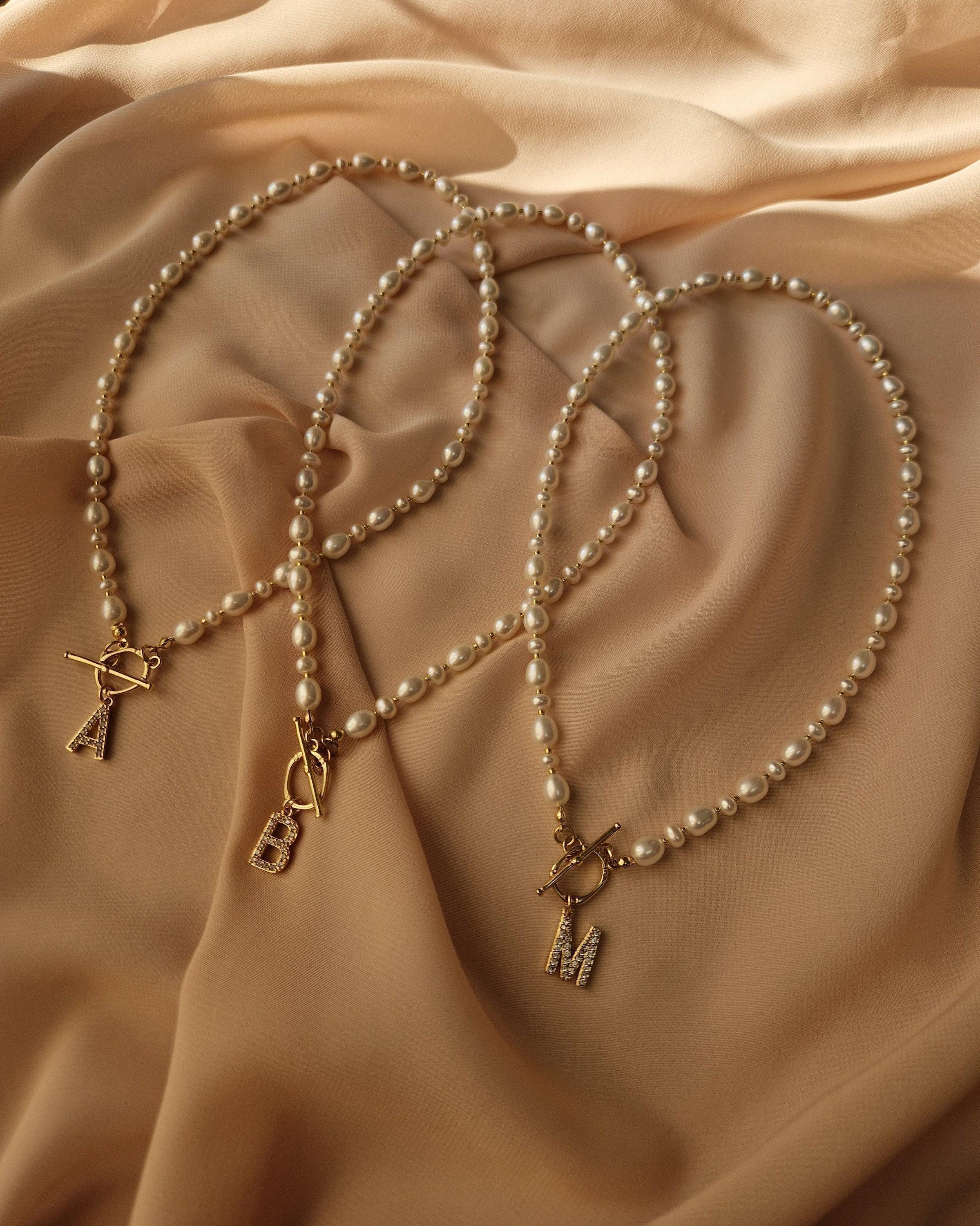 Yoosteel Collana Girocollo Con Perle E Iniziale In Ottone – Delicata Catena Con Lettera, Chiusura Doppia, Regalo In Scatola Blu