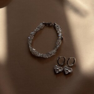 Bruidssieradenset met kristallen, zilveren hartvormige trouwketting, hangende hartvormige oorringen, gedraaide kristallen armband, jubileumcadeau voor haar afbeelding 5