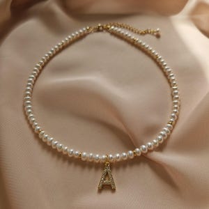 Pärlhalsband med initialer, elegant halsband med kvinnans namnbokstav