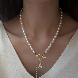 Collar con letra delicada, gargantilla de perlas con colgante inicial, regalo de joyería personalizado, regalo de aniversario para esposa, regalo de cumpleaños para hermana