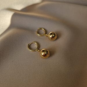 Pendientes colgantes de bola de oro, de latón chapado en oro, para mujer, regalo de cumpleaños para esposa, de 18 quilates.