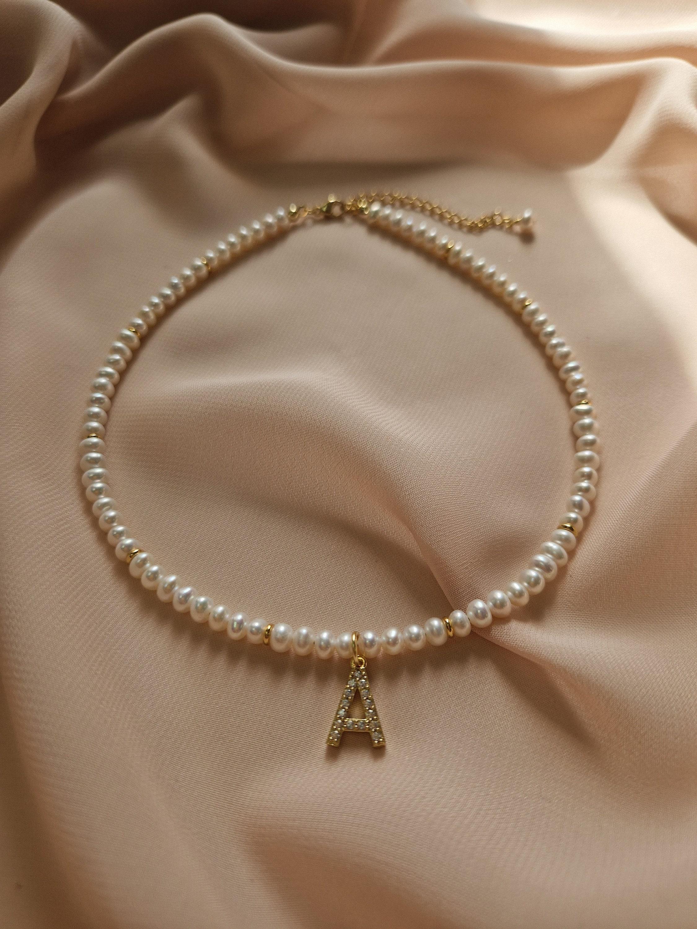 Yoosteel Collana Girocollo Con Perle E Iniziale In Ottone – Delicata Catena Con Lettera, Chiusura Doppia, Regalo In Scatola Blu