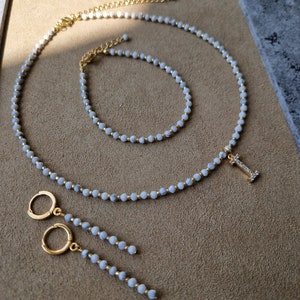 Gargantilla delicada con letra inicial, collar con colgante con nombre personalizado, juego de joyas con cuentas de piedras preciosas Cacholong, regalo de cumpleaños para novia, regalo para mejor amiga