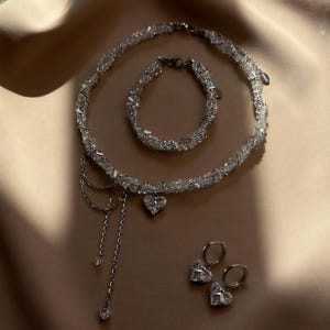 Bruidssieradenset met kristallen, zilveren hartvormige trouwketting, hangende hartvormige oorringen, gedraaide kristallen armband, jubileumcadeau voor haar afbeelding 2