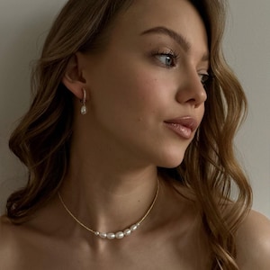 上品なパールチョーカーシードビーズ、ゴールドパールイヤリング、ブライダルジュエリーセット、花嫁または花嫁介添人のための繊細なウェディングネックレスとイヤリング