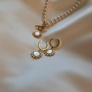 Collier pendentif soleil en perles dorées avec fermoir à bascule, boucles d'oreilles pendantes soleil, parure de bijoux célestes, cadeau pour épouse image 7