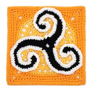 Peut inclure: Un carré crocheté avec un triskèle noir, blanc et jaune. Le triskèle est un symbole de trois spirales interconnectées.