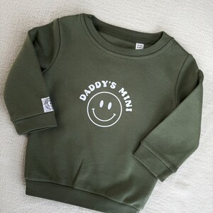 Baby Sweatshirt CARINA Daddys Mini Geschenk Geburt Vatertag Geburtstag Vatertagsgeschenk Unisex Olivgrün