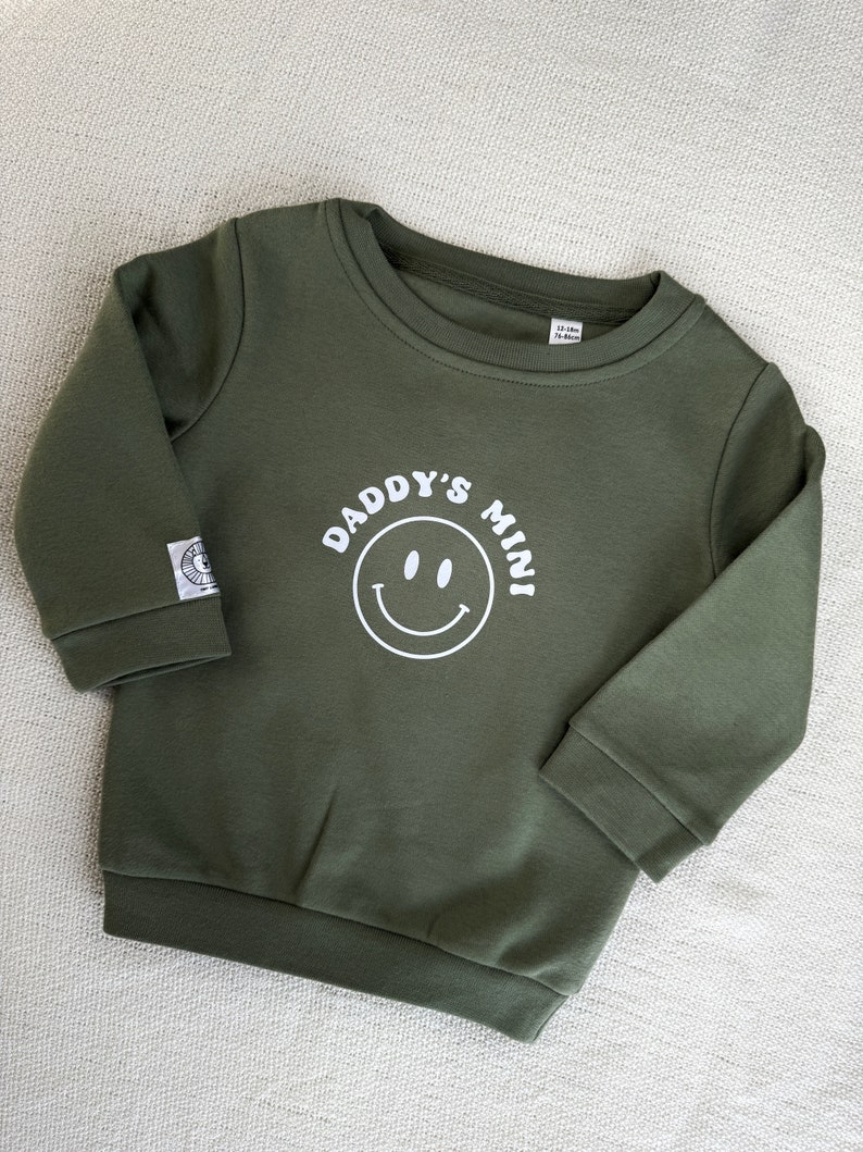 Baby Sweatshirt CARINA Daddys Mini Geschenk Geburt Vatertag Geburtstag Vatertagsgeschenk Unisex Olivgrün