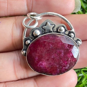 Handgjort rubinhänge: Ädelstenssmycken i 925 sterlingsilver