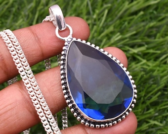 Handgjort hänge i sterlingsilver med blå safir och droppformad form