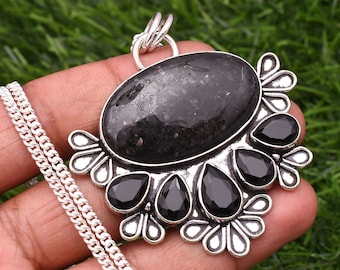 Ciondolo Nuummite fatto a mano: gioiello in argento sterling 925 con pietre preziose