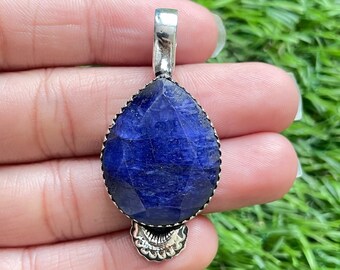 Handgjort hänge i sterlingsilver med blå safir och droppformad form