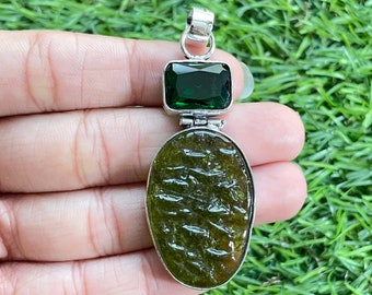 Colgante de moldavita y diópsido hecho a mano en plata de ley 925