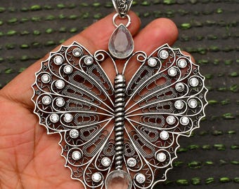 Colgante de mariposa de topacio blanco: piedra preciosa de pera de plata de ley 925