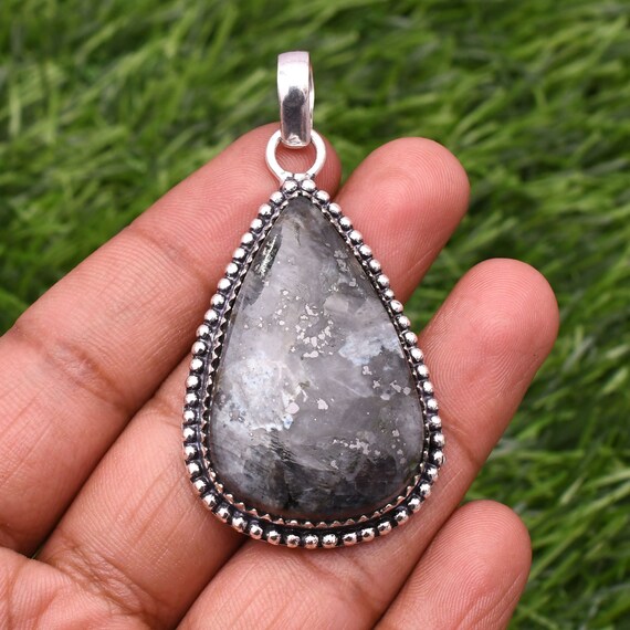ハンドメイドのラルビカイトペンダント：925スターリングシルバーの