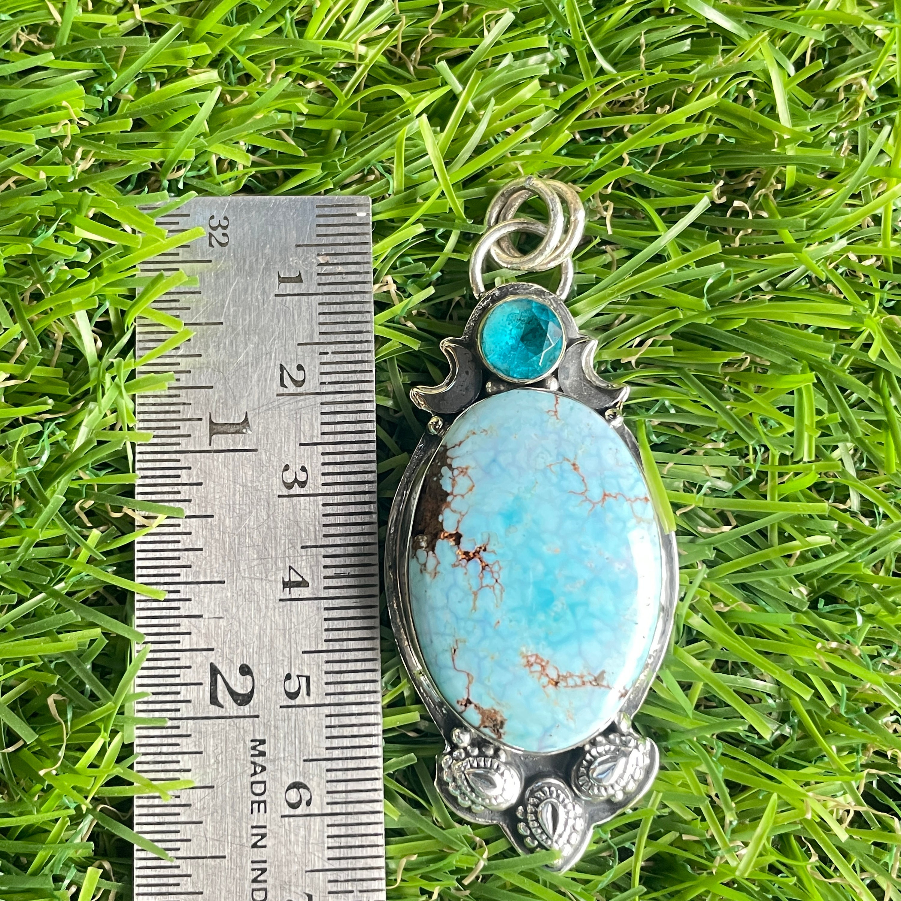 手作りのターコイズとブルートパーズのスターリングシルバーペンダント