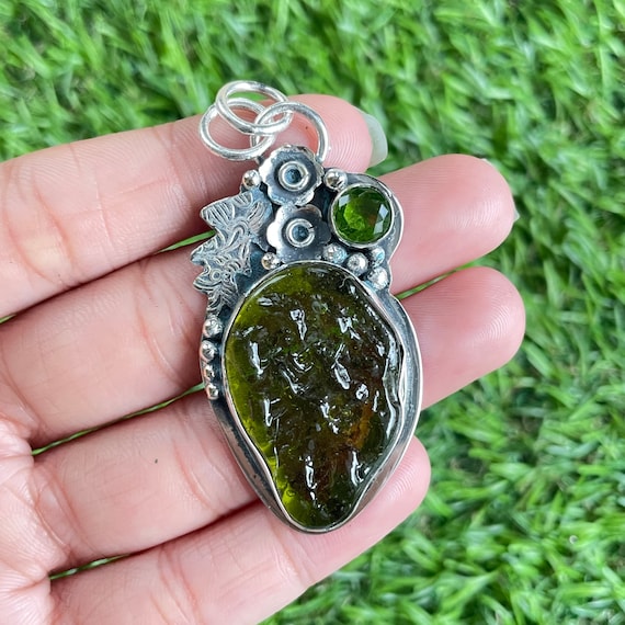 珍品！モルダバイトペンダントトップ