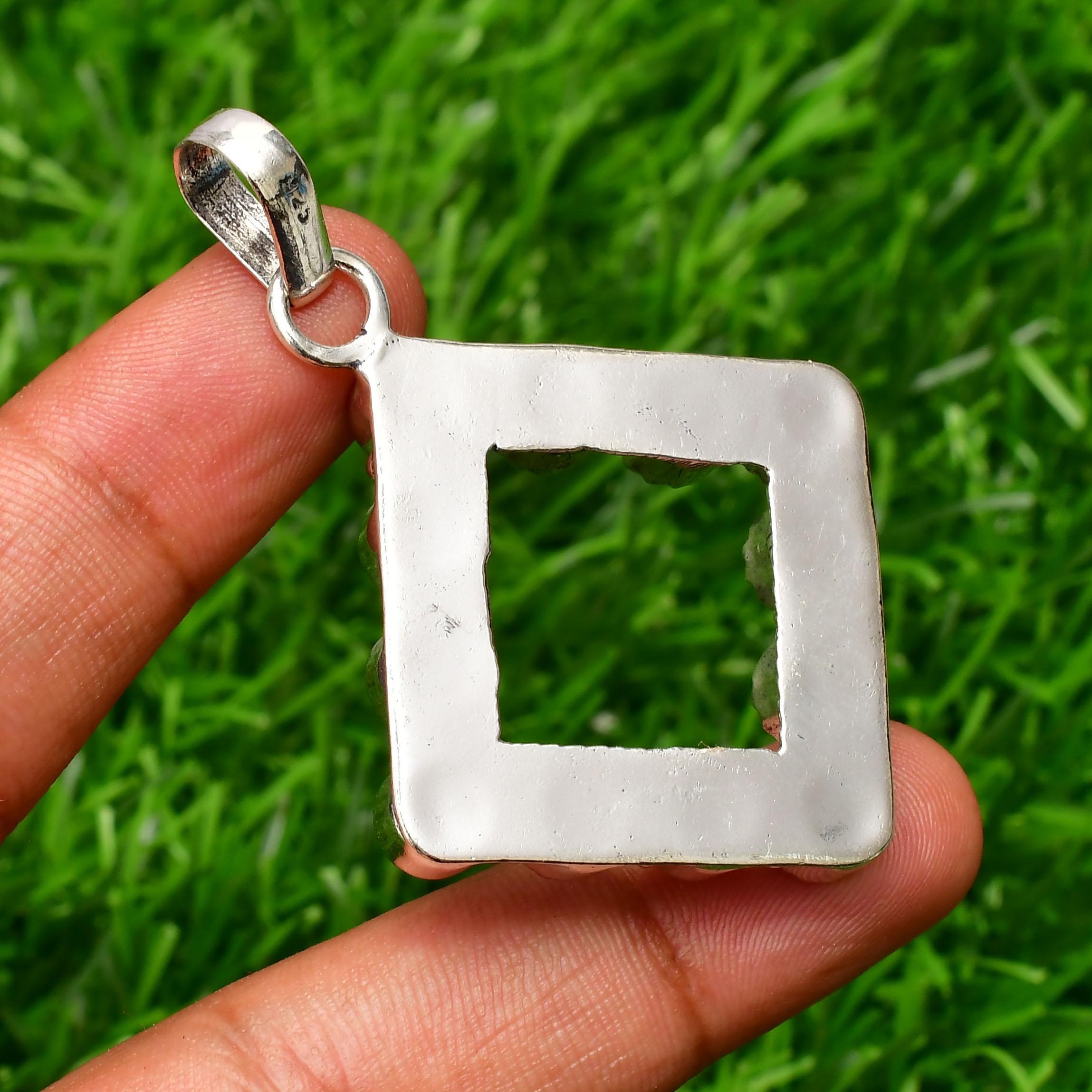 Ancien pendentif symboles tibétains fait main en argent gravé avec