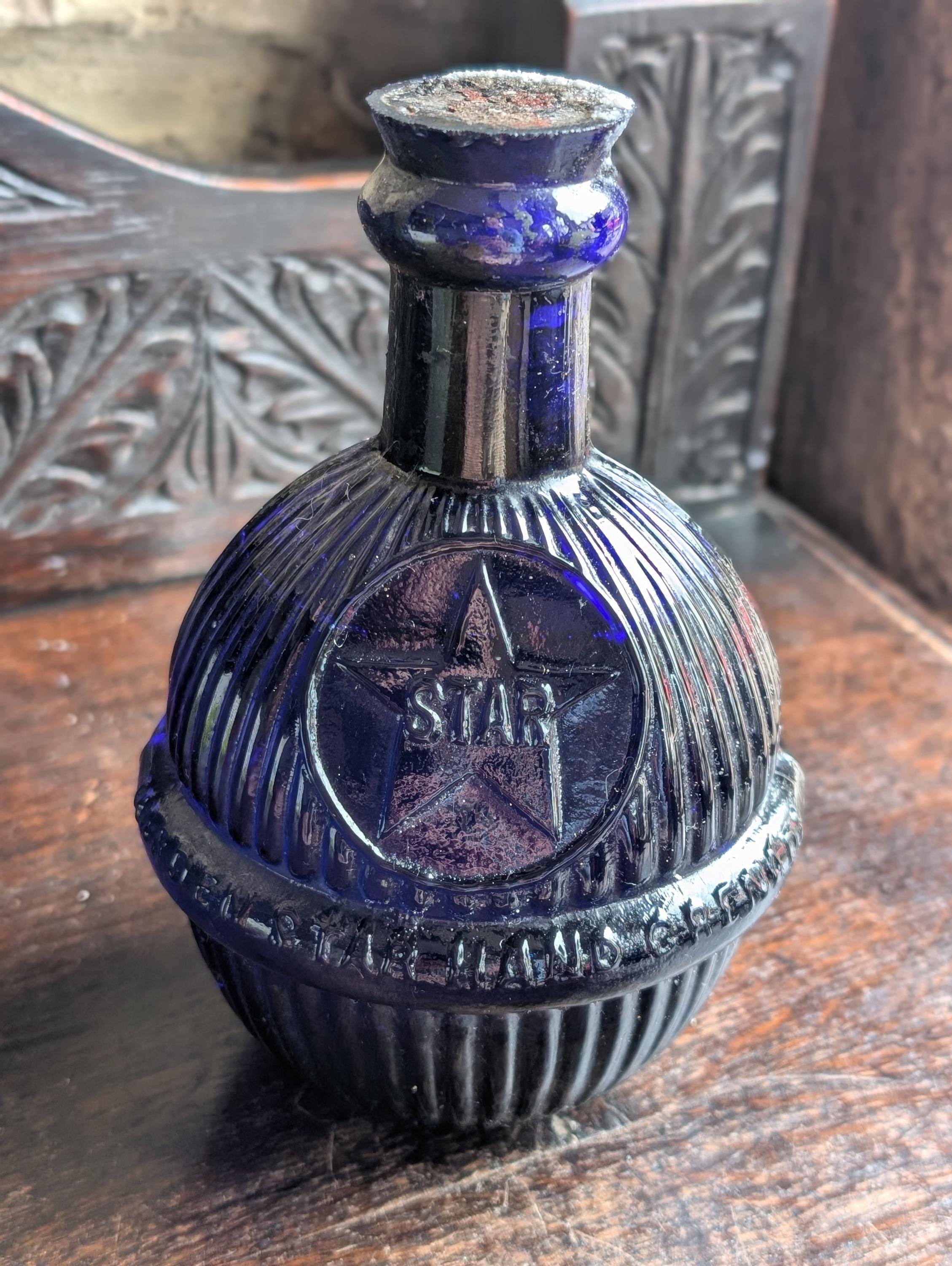 Granada incendiaria Harden Star antigua. Extintor de botellas de vidrio azul cobalto del siglo XIX. Muy raro y en perfecto estado. Todavía lleno. 18,5 cm.