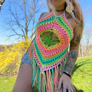 かぎ針編みのホルタートップのパターン：トリッピーなフェスティバルクロップトップ（PDF）