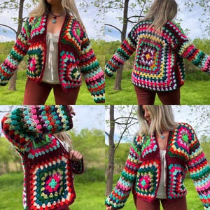 Può includere: Giacca all'uncinetto multicolore con motivo quadrato. La giacca presenta un mix di colori vivaci tra cui rosso, verde, rosa e giallo. Le maniche sono lunghe e la giacca sembra fatta a mano.