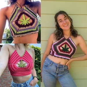 Puede incluir: Tops halter de ganchillo en varios colores, con un recorte central con un diseño de hoja verde. Los tops tienen un patrón geométrico y se muestran en tonos rosa, verde, morado y marrón. Los tops se usan con jeans azules.