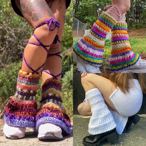 Puede incluir: Tres pares de polainas de crochet de colores. El primer par es morado, marrón y blanco. El segundo par es de colores arcoíris. El tercer par es blanco.