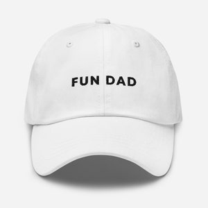 Könnte beinhalten: Weißes Baseball-Cap mit dem schwarzen Text "FUN DAD". Die Kappe hat einen gebogenen Schirm und einen Knopf oben. Ein lässiges Accessoire für den Alltag.