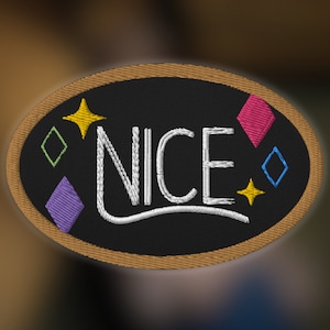 Könnte beinhalten: Ein schwarzer, ovaler gestickter Aufnäher mit dem Wort "NICE" in weißer kursivschrift. Der Aufnäher ist von einem braunen Rand umgeben und zeigt bunte Diamantenformen und Sterne.