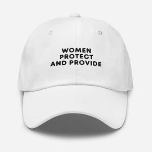 Könnte beinhalten: Eine weiße Baseballkappe mit gebogenem Schirm. Auf der Kappe steht der Text "WOMEN PROTECT AND PROVIDE" in Schwarz, mittig platziert. Sie hat ein klassisches sechsteiliges Design mit einem Knopf oben.