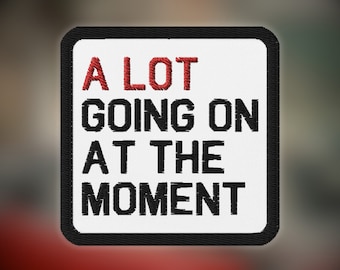 Broderad lapp med texten Mycket händer just nu, lapp 22, röd lapp, lapp med texten Mycket händer just nu, Taylor-lapp, Jag vet inte om dig