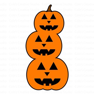 Puede incluir: Tres calabazas naranja en forma de jack-o'-lantern apiladas una encima de la otra. Cada calabaza tiene una cara sonriente negra con dos ojos triangulares.