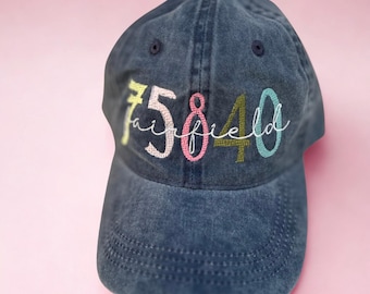 Individuell gestickte Stadt/Postleitzahl Baseballkappe: Hometown Pride