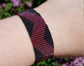 Red and Black Zigzag | elegant colour shifting bead loom bracelet