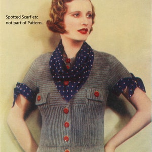 Może przedstawiać: Kobieta w szarej dzianinowej narzutce z czerwonymi guzikami i niebiesko-białym szalem w kropki. W obrazie widoczny jest tekst "Spotted Scarf etc not part of Pattern."