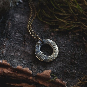 Derbe, gehämmerte Scheibe aus Messing mit gewickeltem Detail •  rustikaler Schmuck •