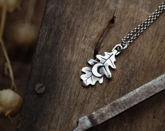 Oak leaf pendant in silver with moon detail · magical · autumn ·