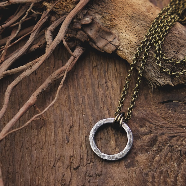 Anhänger aus Sterlingsilber mit 3 Messingringen · Ouroboros · rustikaler Schmuck · Talisman · Unendlichkeit