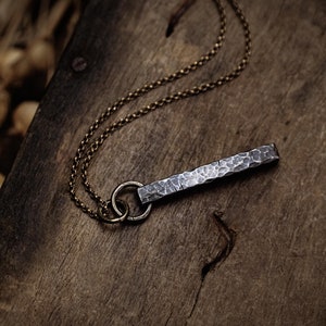Gehamerde, stevige stalen bout met messing oogje • rustieke sieraden •