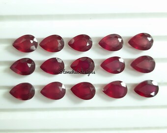 Rubi facetado em formato de pera, nos tamanhos 3 x 4 mm, 3 x 5 mm, 4 x 6 mm e 5 x 7 mm. Qualidade AAA, com preenchimento de vidro, ideal para joias.