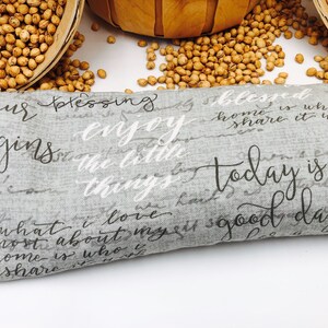 Może przedstawiać: Szara poduszka z tkaniny z białymi napisami: "e our blessing begins enjoy the little things today is a good day".