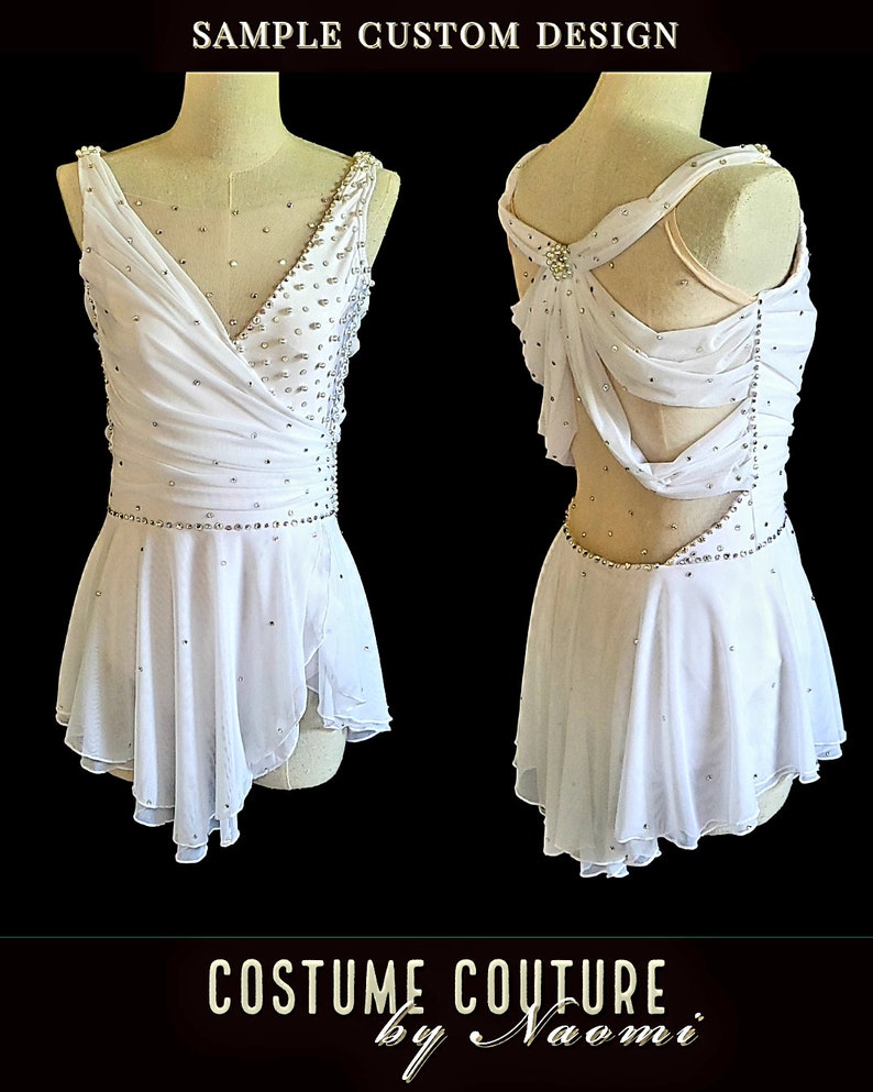 Puede incluir: Traje de patinaje art&iacute;stico blanco con un dise&ntilde;o de espalda cruzada y una falda con un volante de capas. El traje est&aacute; decorado con pedrer&iacute;a. "SAMPLE CUSTOM DESIGN" y "COSTUME COUTURE by Naomi" est&aacute;n escritos en la imagen.