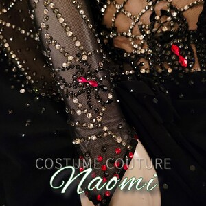 Puede incluir: Traje negro con intrincado trabajo de cuentas y detalles rojos. El dise&ntilde;o presenta una manga transparente adornada con cuentas brillantes y adornos rojos. El texto "COSTUME COUTURE Naomi" es visible.