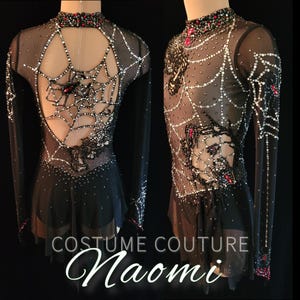 Puede incluir: Vestido negro de patinaje art&iacute;stico con mangas largas, adornado con un dise&ntilde;o de telara&ntilde;a. El vestido presenta un cuello alto y una espalda con abertura. El dise&ntilde;o de telara&ntilde;a est&aacute; acentuado con pedrer&iacute;a y detalles rojos. El texto "COSTUME COUTURE Naomi" est&aacute; en la parte inferior.