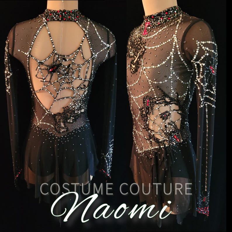 Puede incluir: Vestido negro de patinaje art&iacute;stico con mangas largas, adornado con un dise&ntilde;o de telara&ntilde;a. El vestido presenta un cuello alto y una espalda con abertura. El dise&ntilde;o de telara&ntilde;a est&aacute; acentuado con pedrer&iacute;a y detalles rojos. El texto "COSTUME COUTURE Naomi" est&aacute; en la parte inferior.