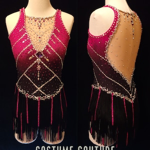 Puede incluir: Un vestido de patinaje art&iacute;stico personalizado con un efecto degradado negro y rosa, que incluye un panel trasero transparente, pedrer&iacute;a y una falda de flecos negros. El vestido est&aacute; en un maniqu&iacute; y el texto "COSTUME COUTURE by Naomi" est&aacute; en la parte inferior de la imagen.