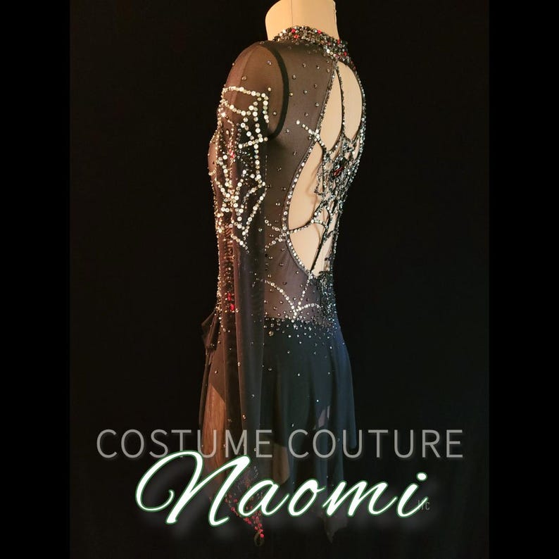 Puede incluir: Un vestido negro transparente adornado, con cuello alto y espalda abierta. El vestido presenta intrincados bordados y un dise&ntilde;o de telara&ntilde;a en la espalda y las mangas. El texto "COSTUME COUTURE Naomi" se muestra en la parte inferior.