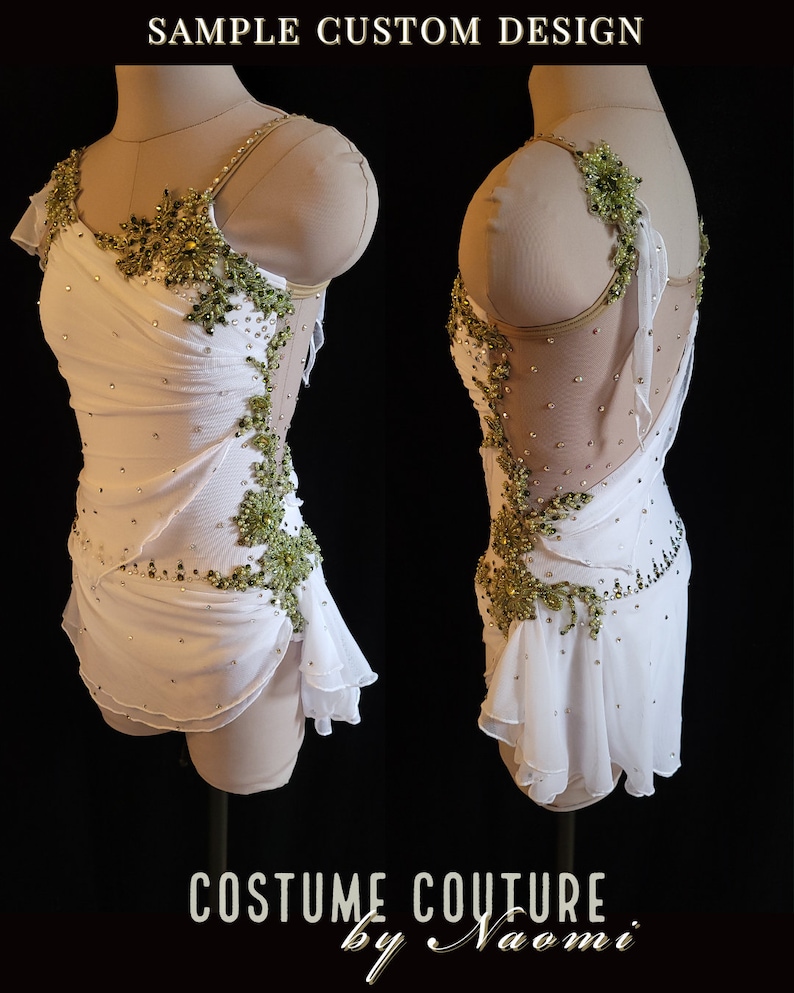 Puede incluir: Traje de patinaje art&iacute;stico blanco con un dise&ntilde;o de adornos verdes y cristales. El traje tiene un corpi&ntilde;o drapeado y una falda con volantes. El texto "COSTUME COUTURE by Naomi" est&aacute; en la parte inferior de la imagen.