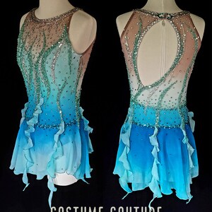 Puede incluir: Un vestido de patinaje art&iacute;stico sobre hielo personalizado con un degradado azul y turquesa, con un corpi&ntilde;o transparente con un escote en la espalda en forma de ojo de cerradura y una falda con volantes. El vestido est&aacute; adornado con pedrer&iacute;a y lentejuelas.